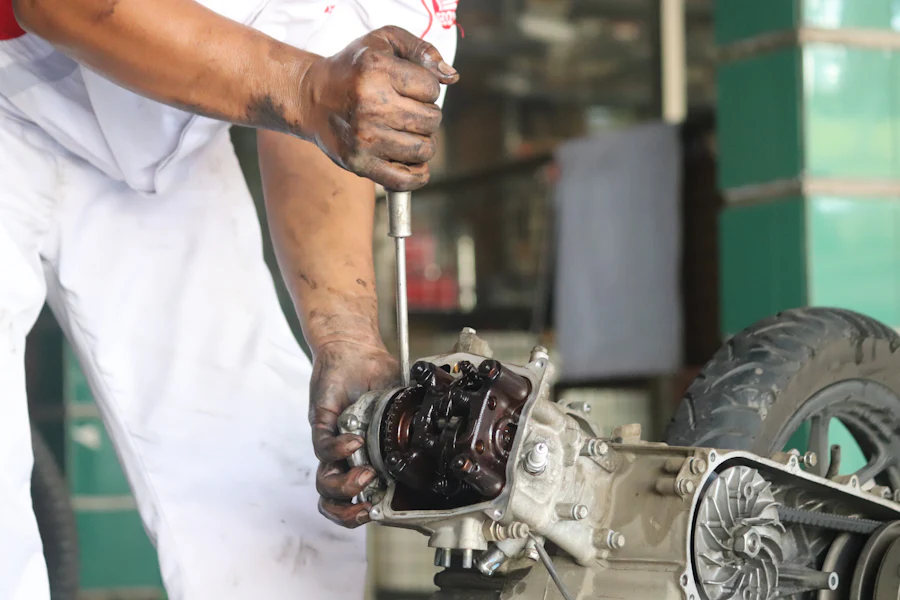 Mecánico de Taller Motor revisando el motor de un scooter