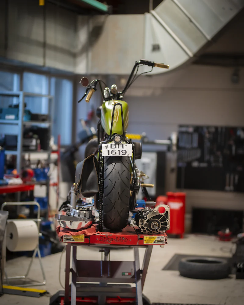 Moto custom sobre el elevador en Taller Motor, taller de motos en Madrid